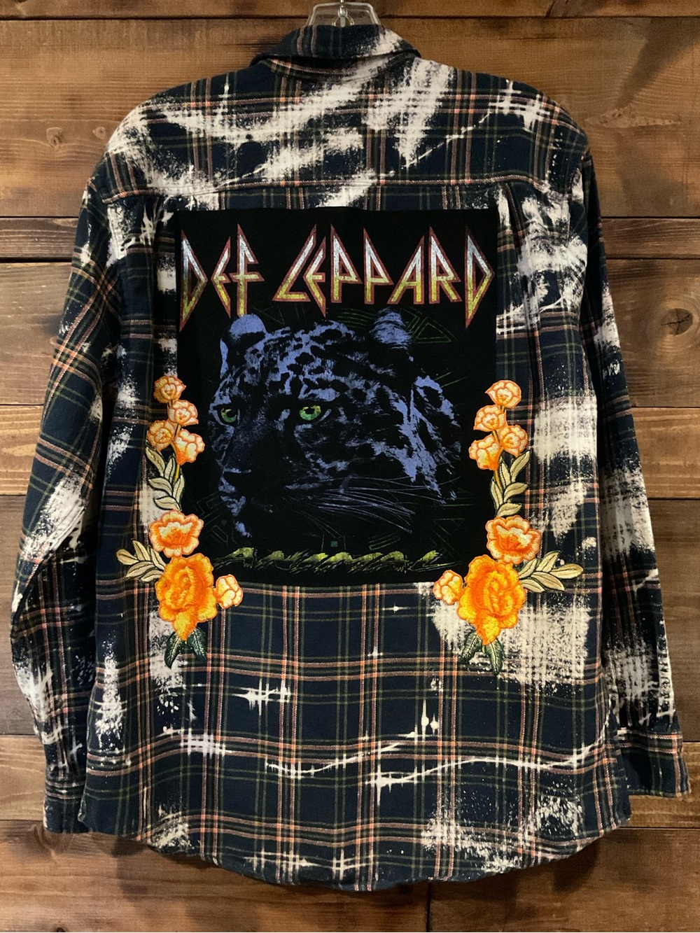 CUSTOM DEF LEPPARD “Animal” Distressed Flannel Shirt RARE
MENS size MEDIUM